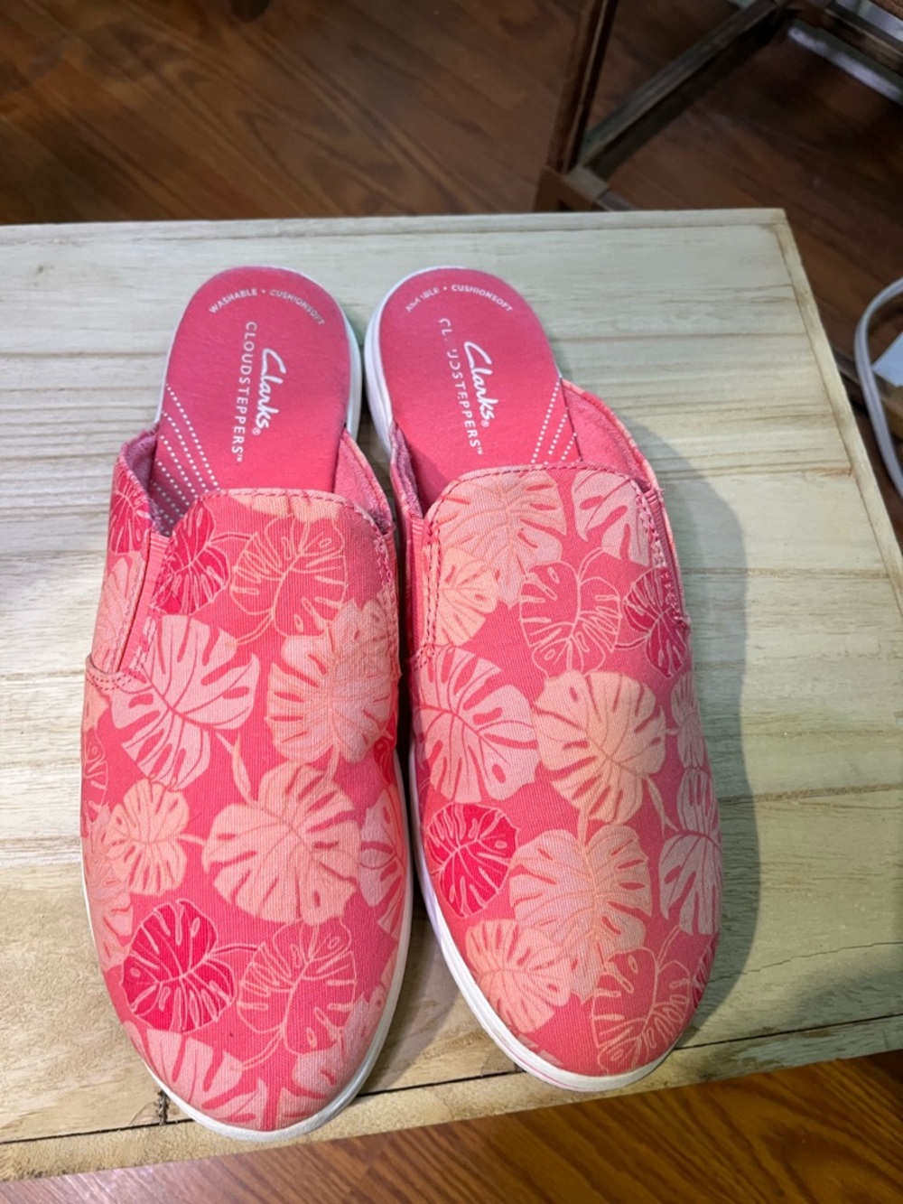 Clarks Cloudsteppers Breeze Shore Mules in a coral floral canvas design Sz 9.5